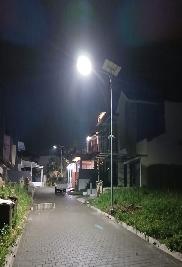 PJU Tenaga Surya 3 in 1 System 100 Watt TKDN